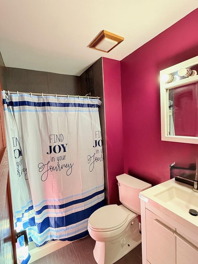 bathroom with a shower with shower curtain, vanity, and toilet