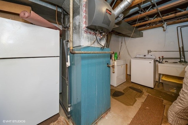 utility room with a sink and washing machine and clothes dryer