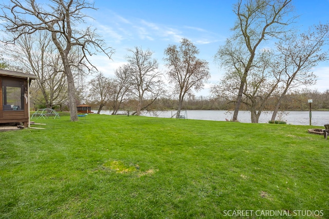 view of yard featuring a water view