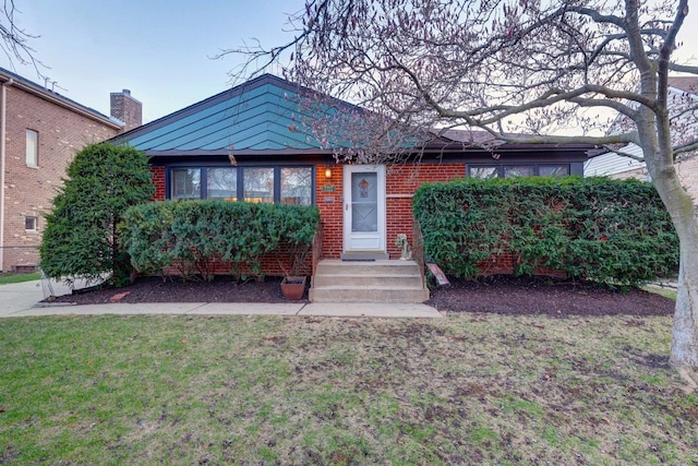 view of front facade featuring a front lawn and brick siding