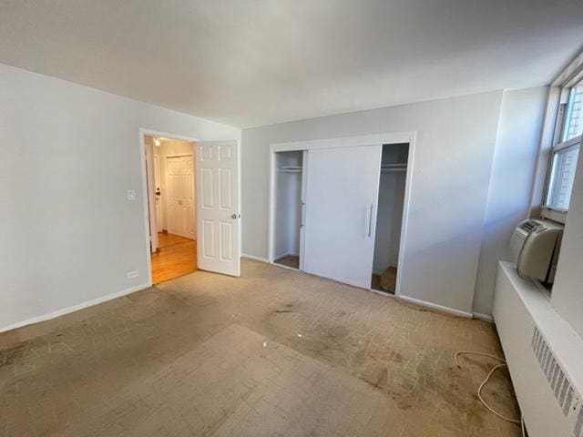 unfurnished bedroom featuring baseboards and a closet