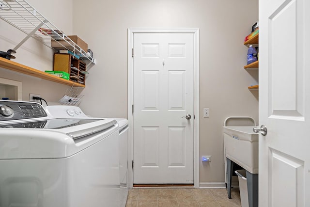 laundry area with laundry area, independent washer and dryer, and baseboards