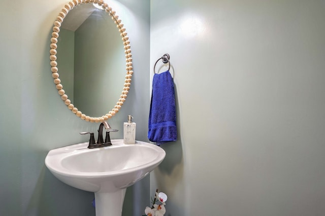 bathroom featuring a sink