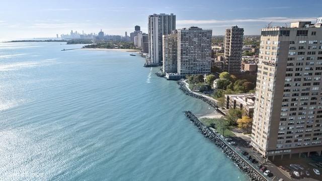 bird's eye view featuring a water view and a city view