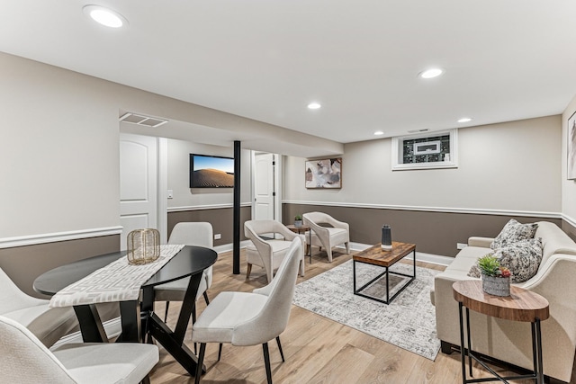 living area featuring light wood-style flooring, visible vents, baseboards, and recessed lighting