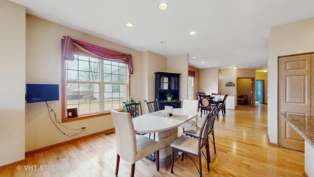 dining space featuring recessed lighting, light wood-type flooring, and baseboards