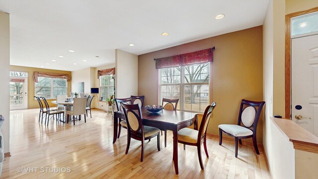 dining space with a wealth of natural light, light wood-type flooring, baseboards, and recessed lighting