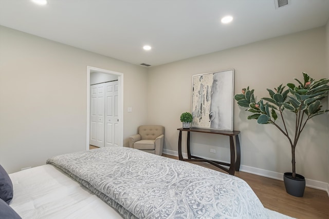 bedroom featuring baseboards, wood finished floors, visible vents, and recessed lighting