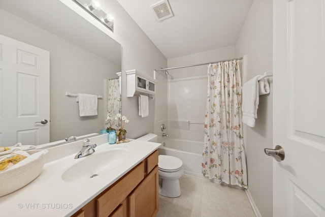 bathroom featuring visible vents, shower / bath combo with shower curtain, toilet, baseboards, and vanity