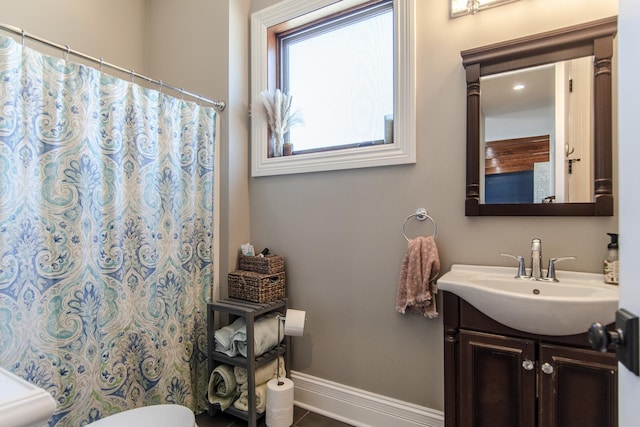 full bath with curtained shower, baseboards, toilet, and vanity