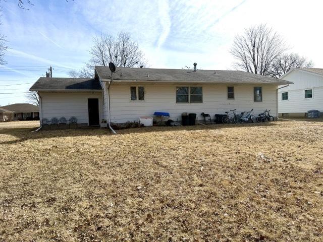 back of house featuring a lawn