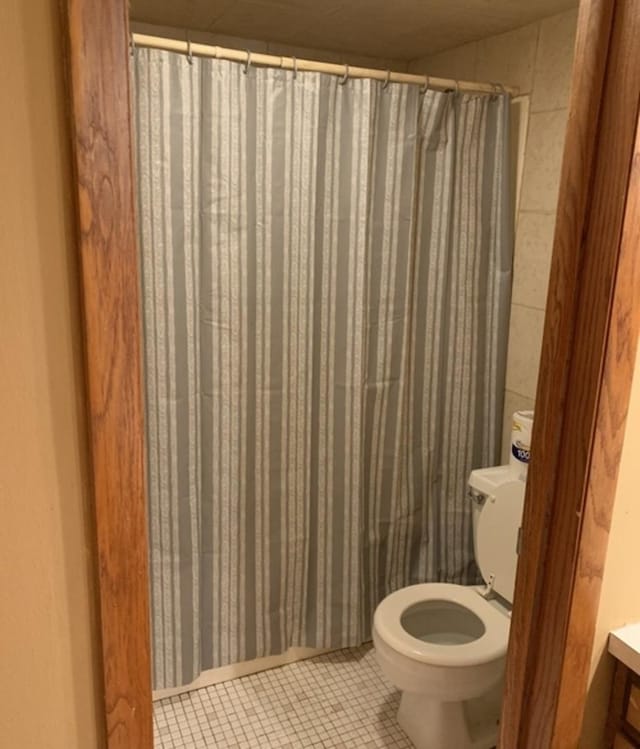 full bath with toilet, tile patterned flooring, vanity, and a shower with shower curtain