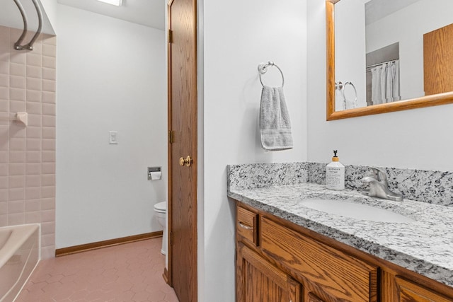 full bathroom featuring curtained shower, toilet, vanity, baseboards, and a bath