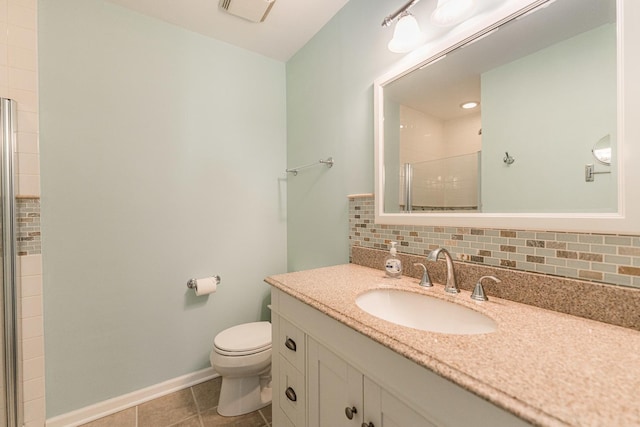 bathroom featuring tasteful backsplash, visible vents, toilet, tiled shower, and baseboards