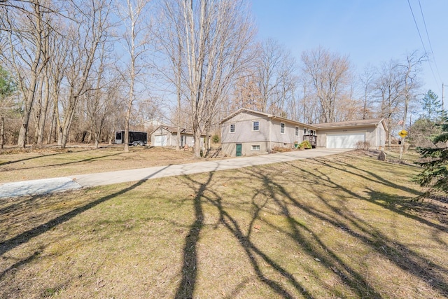 view of front facade with a front yard, a garage, and driveway