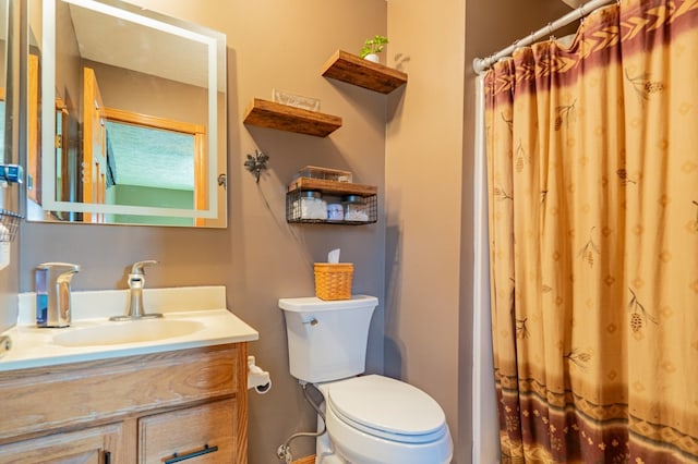 full bath with toilet, vanity, and a shower with curtain