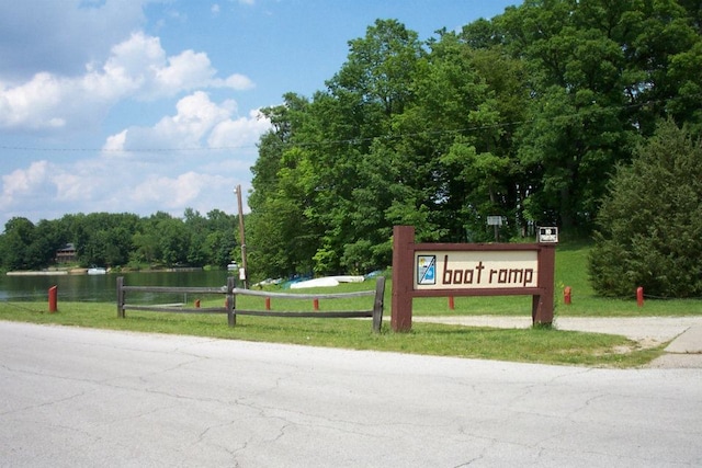 community / neighborhood sign featuring a yard