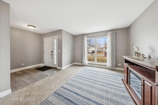 entryway featuring carpet floors and baseboards