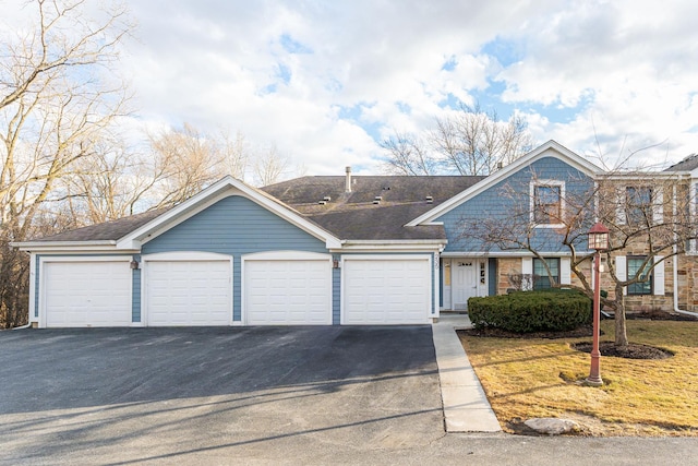 view of front of home featuring a front yard and driveway