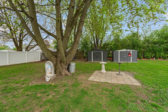 view of yard featuring a storage shed, an outdoor structure, and a patio area
