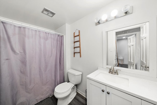 full bathroom featuring visible vents, toilet, vanity, a shower with curtain, and baseboards