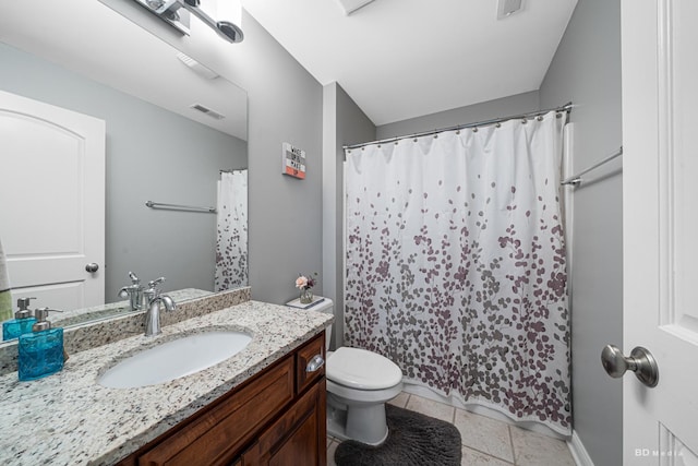 full bathroom featuring visible vents, toilet, vanity, and a shower with curtain