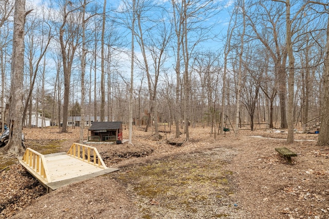 view of yard with an outbuilding