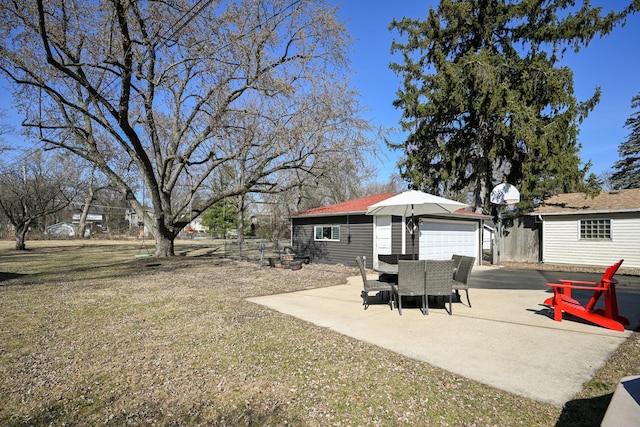 view of yard featuring an outbuilding and fence