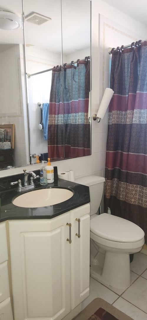 full bathroom featuring vanity, visible vents, tile patterned flooring, curtained shower, and toilet