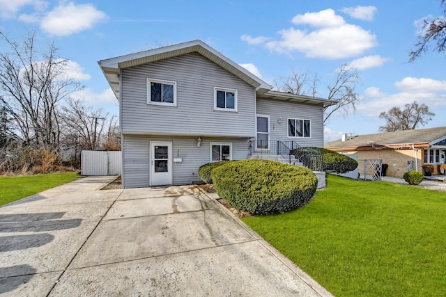 view of front of home featuring a front yard