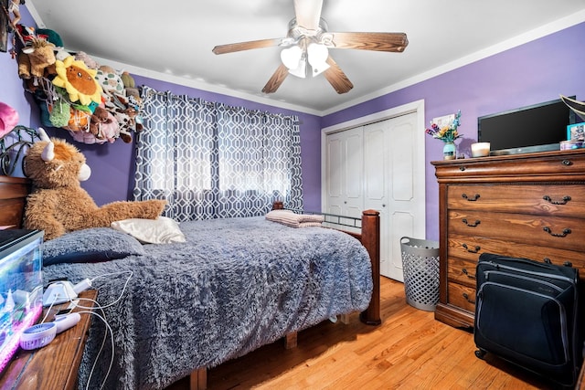 bedroom with crown molding, a closet, a ceiling fan, and wood finished floors