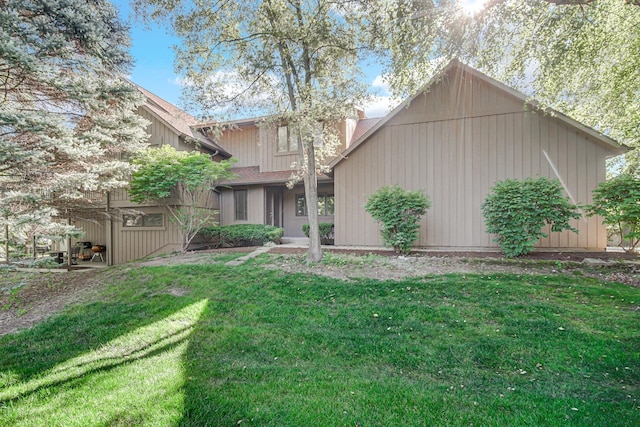 view of front of property featuring a front lawn