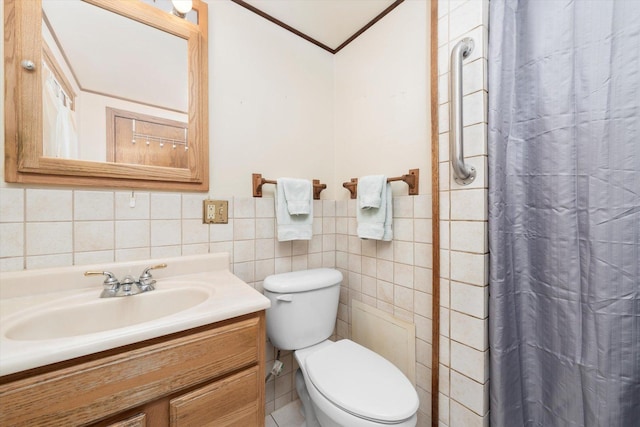 full bath featuring crown molding, vanity, toilet, a shower with shower curtain, and tile walls