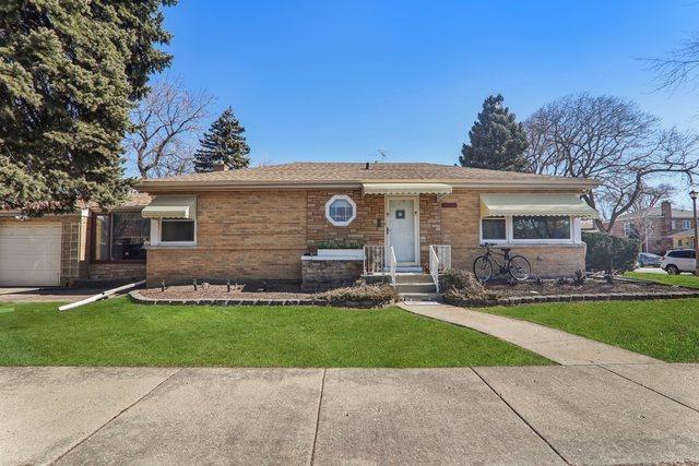 ranch-style home featuring a front lawn and brick siding