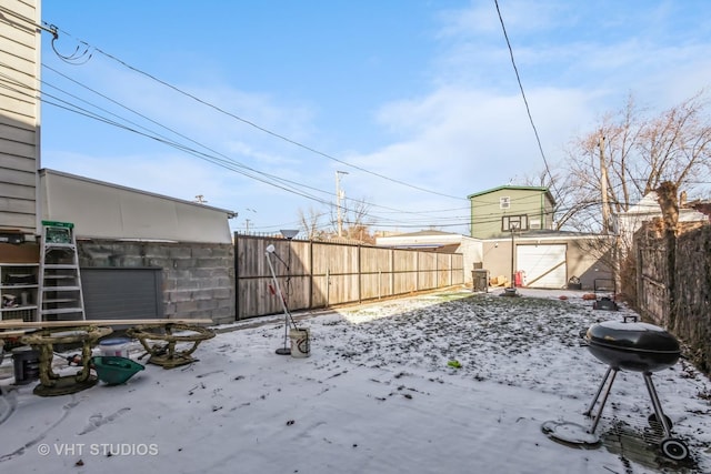 view of yard featuring fence and an outbuilding