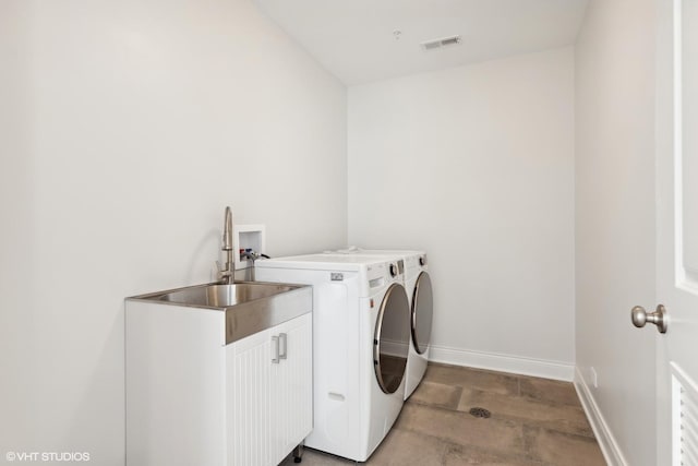 laundry room with washer and clothes dryer, visible vents, a sink, laundry area, and baseboards