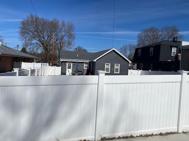 view of front of home featuring a fenced front yard