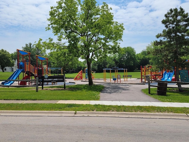924 Colony Lake Dr, Schaumburg, IL 60194 - communal playground featuring a lawn
