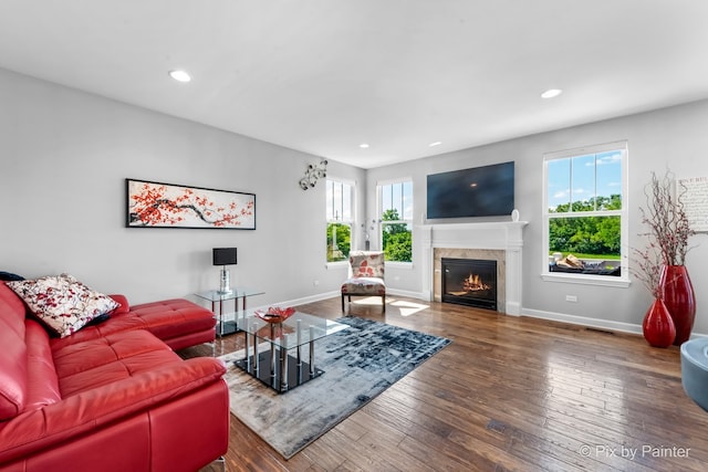 living area featuring a wealth of natural light, recessed lighting, hardwood / wood-style flooring, and baseboards