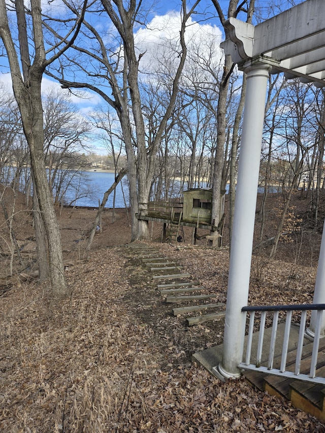 view of yard featuring a water view