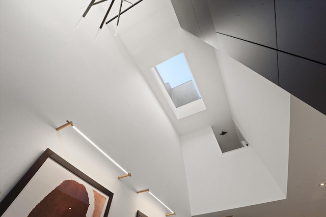 1940 N Maud Ave, Chicago, IL 60614 - details featuring a skylight