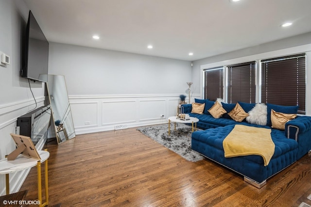 living area featuring recessed lighting, a wainscoted wall, visible vents, and wood finished floors