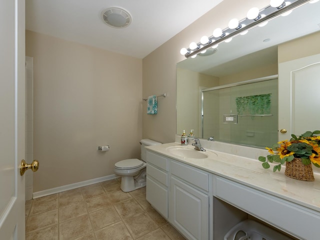 full bath featuring baseboards, visible vents, tiled shower, toilet, and vanity