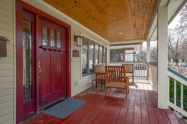 property entrance featuring a porch