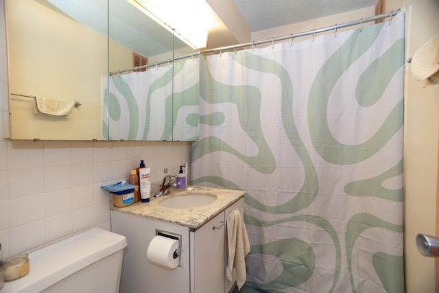 655 W Irving Park Rd Unit 909, Chicago, IL 60613 - full bath featuring tile walls, toilet, vanity, tasteful backsplash, and a shower with curtain