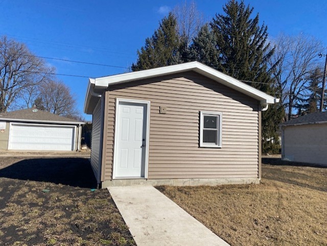 view of outdoor structure with an outbuilding