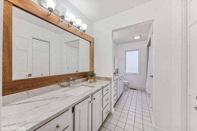 full bath featuring visible vents, toilet, vanity, baseboards, and tile patterned floors