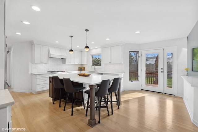 dining area with light wood-style flooring, baseboards, and recessed lighting