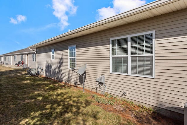 view of side of property featuring a yard