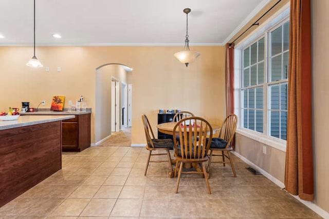 dining area featuring visible vents, baseboards, light tile patterned flooring, recessed lighting, and arched walkways